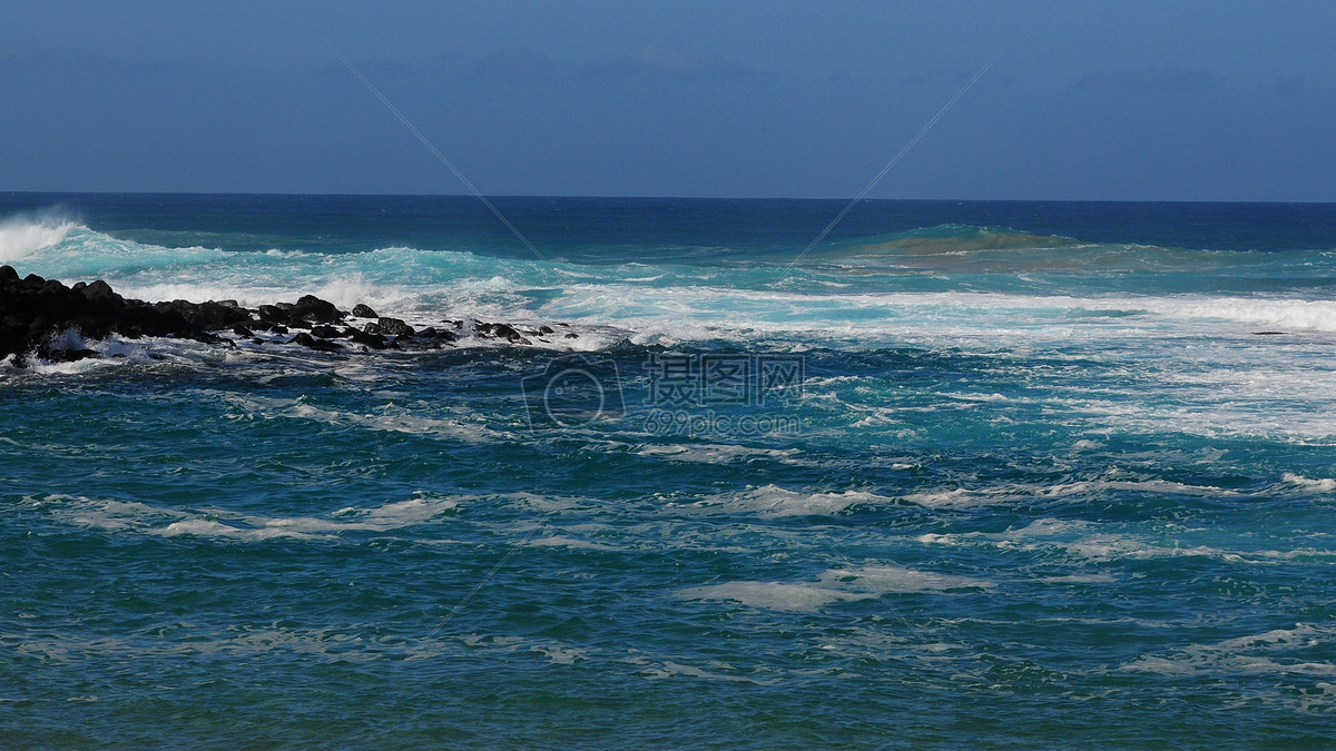 波涛汹涌的海面