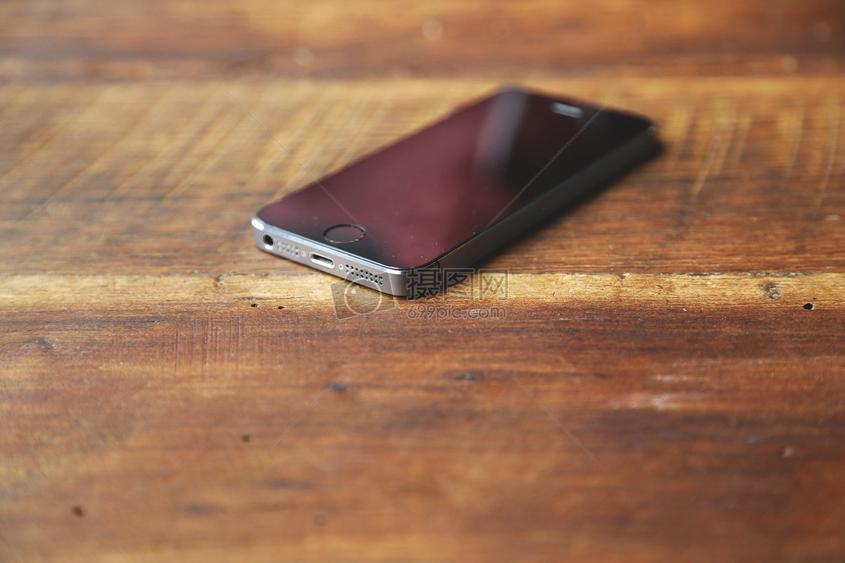 手机在桌子上