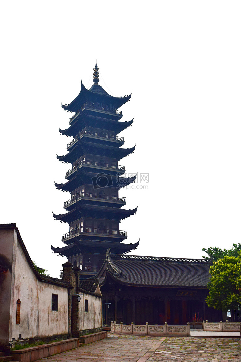 远处高耸的古塔和近处的古建