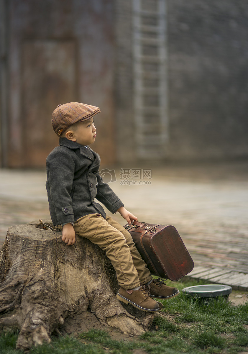 可爱的儿童在陌生城市独自等待