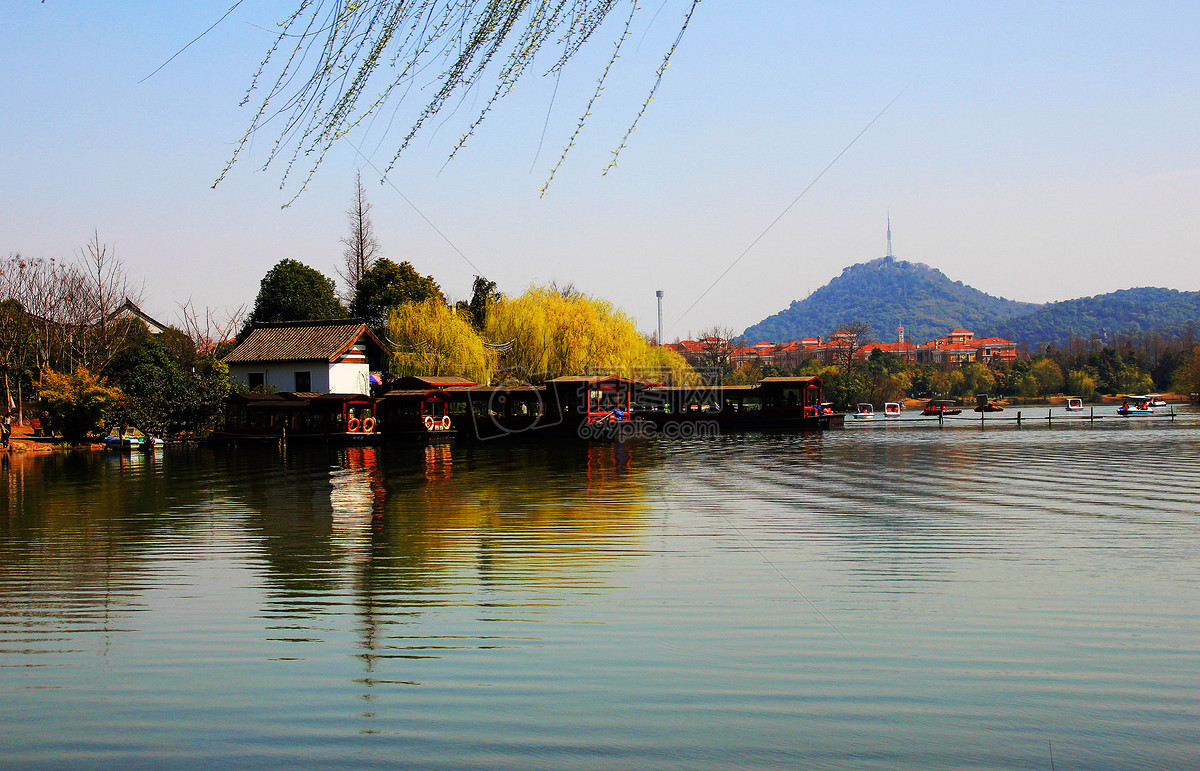 標籤: 湖邊湖水湘湖美景船遊船柳樹岸邊旅遊春季柳枝初春初春停靠在