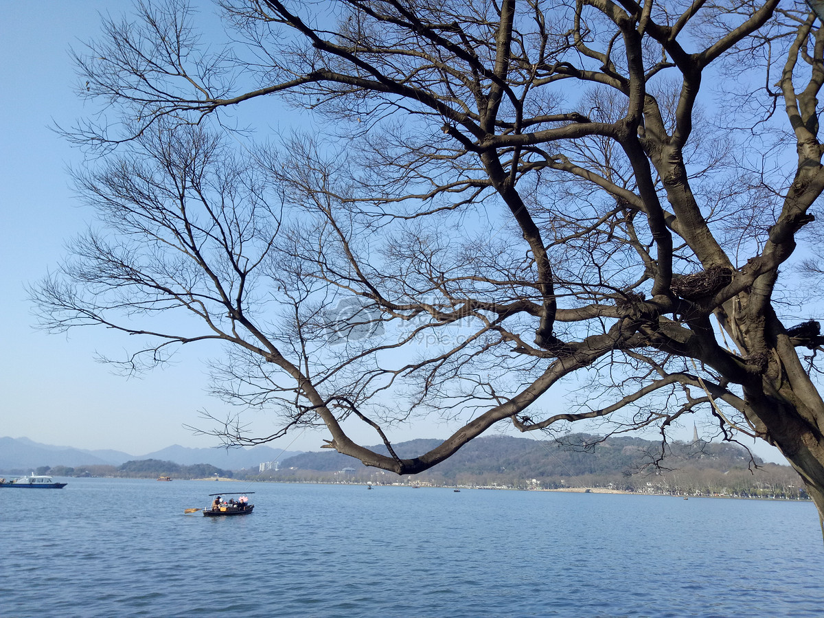 冬日西湖湖水泛舟湖上