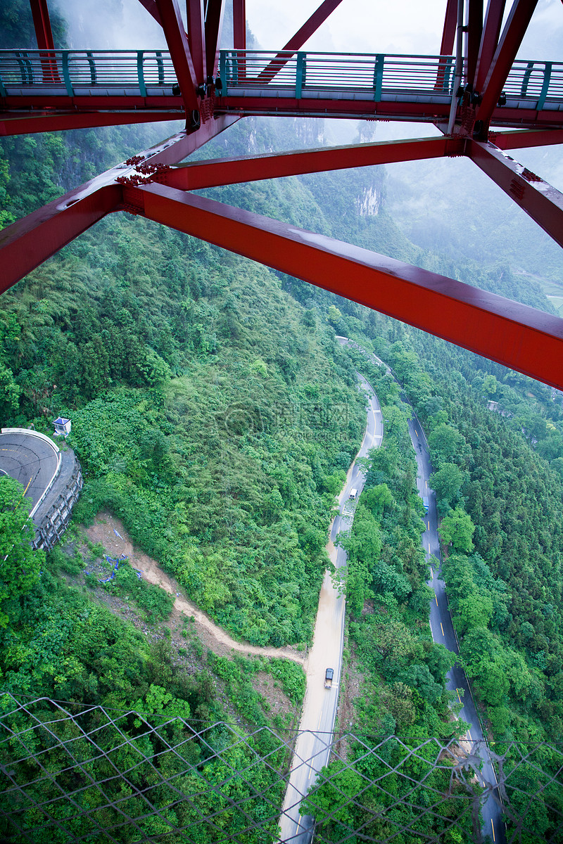 桥下的盘山公路