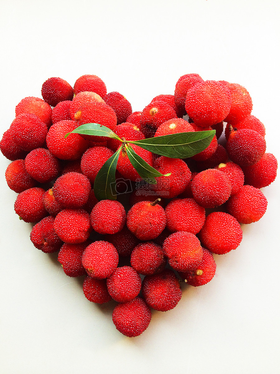 爱心杨梅绿叶成熟的果实水果红色大树