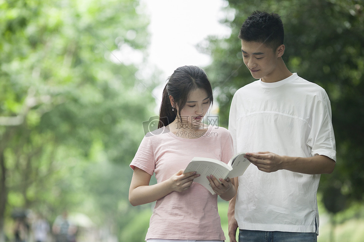 标签 男生男同学看书知识青春林荫学生女同学同学女生学习学校友谊