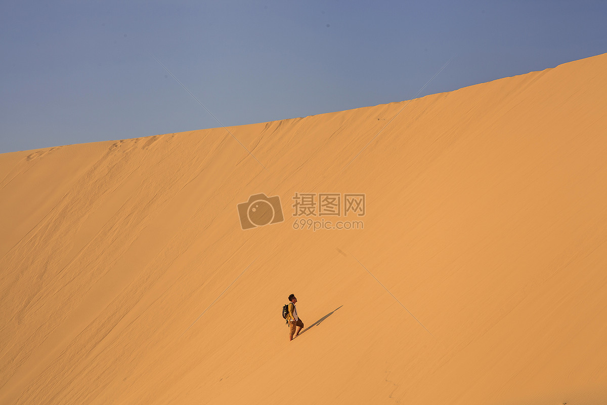 一個人孤獨的在沙漠裡行走