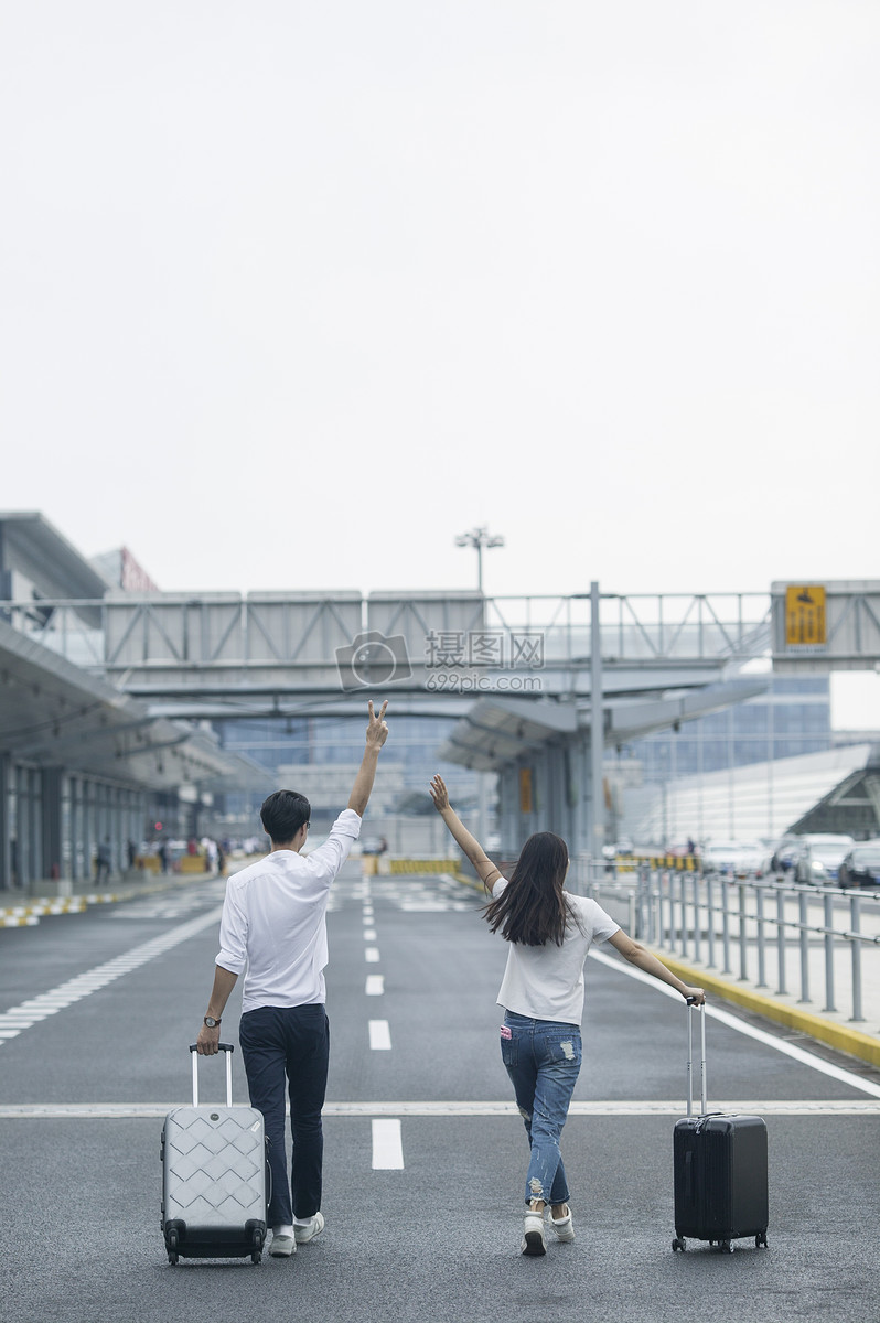 男女情侣准备旅行出发