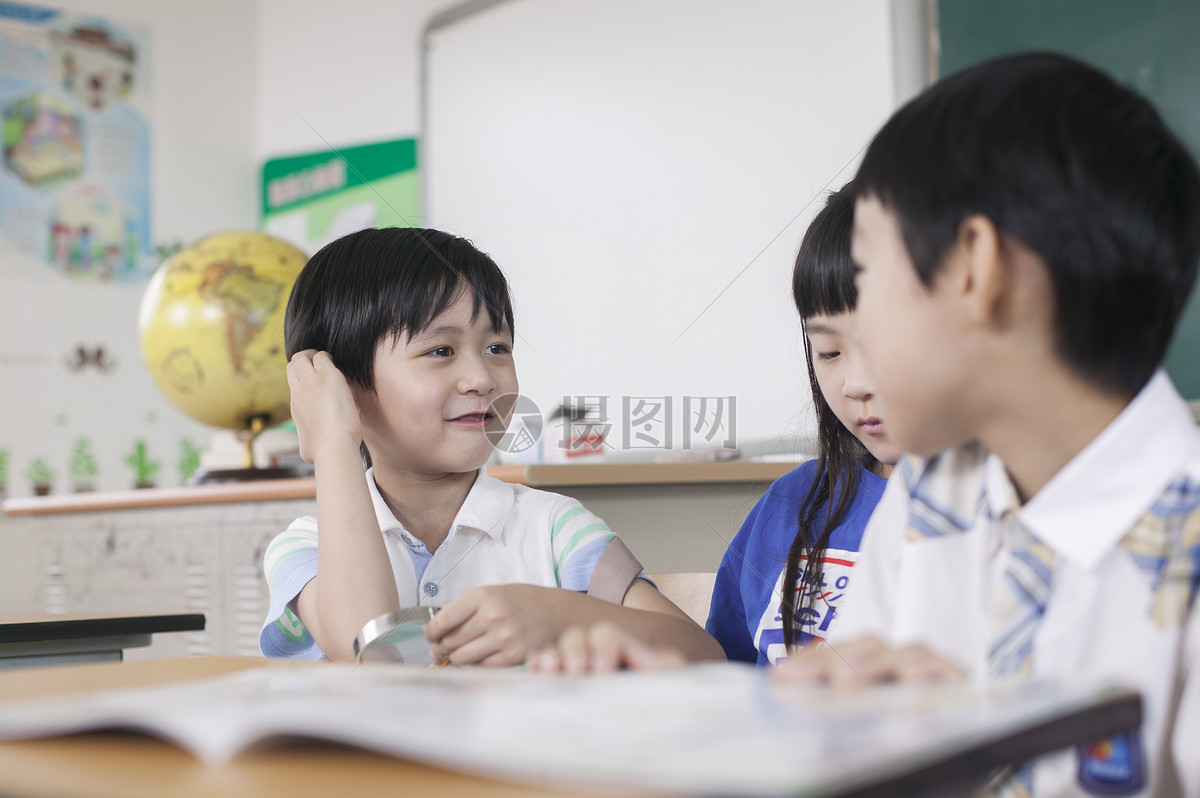 小学生同学在教室里一起研究学习