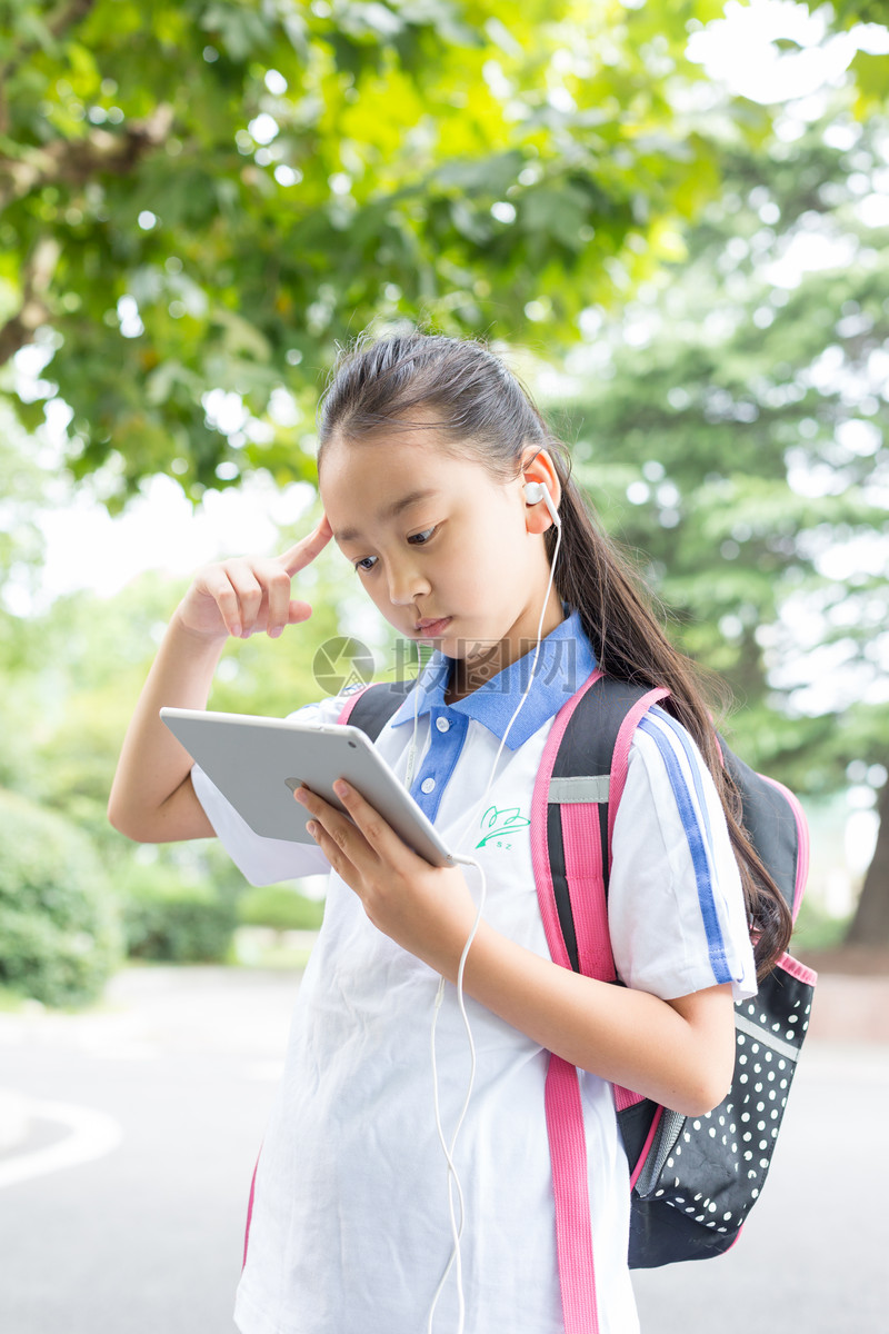 小学生使用平板电脑边走边学