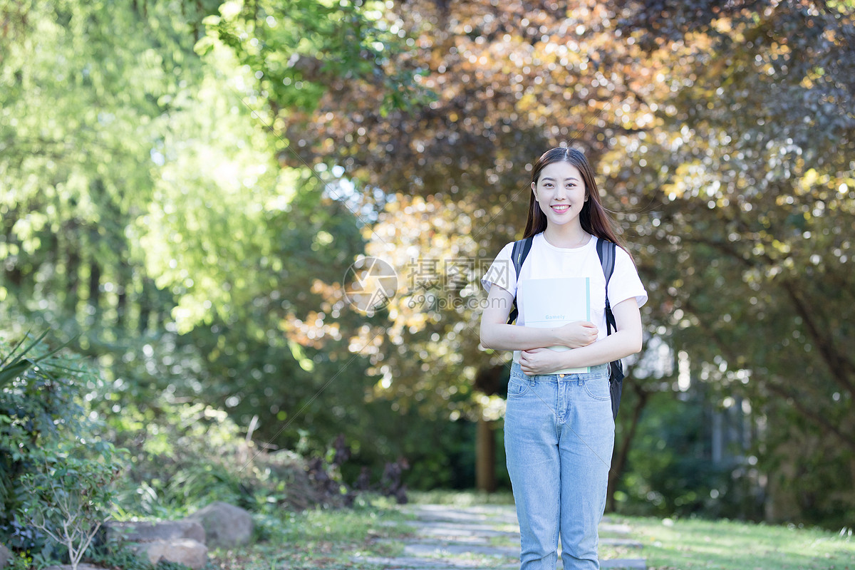 背着书包走在校园里的大学生