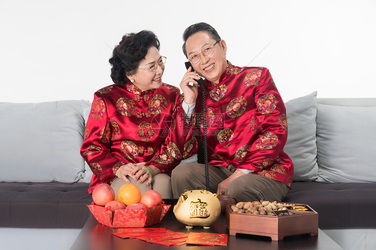 老人打电话拜年问候