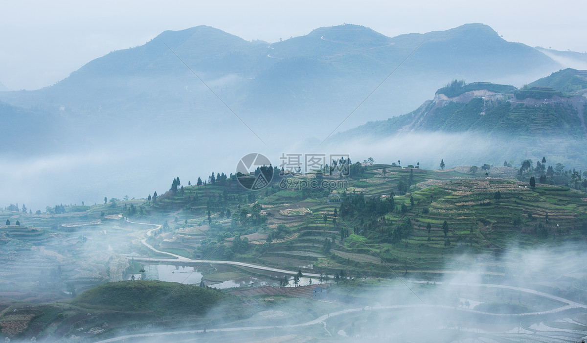 云雾笼罩的山中梯田图片素材_免费下载_jpg图片格式_vrf高清图片