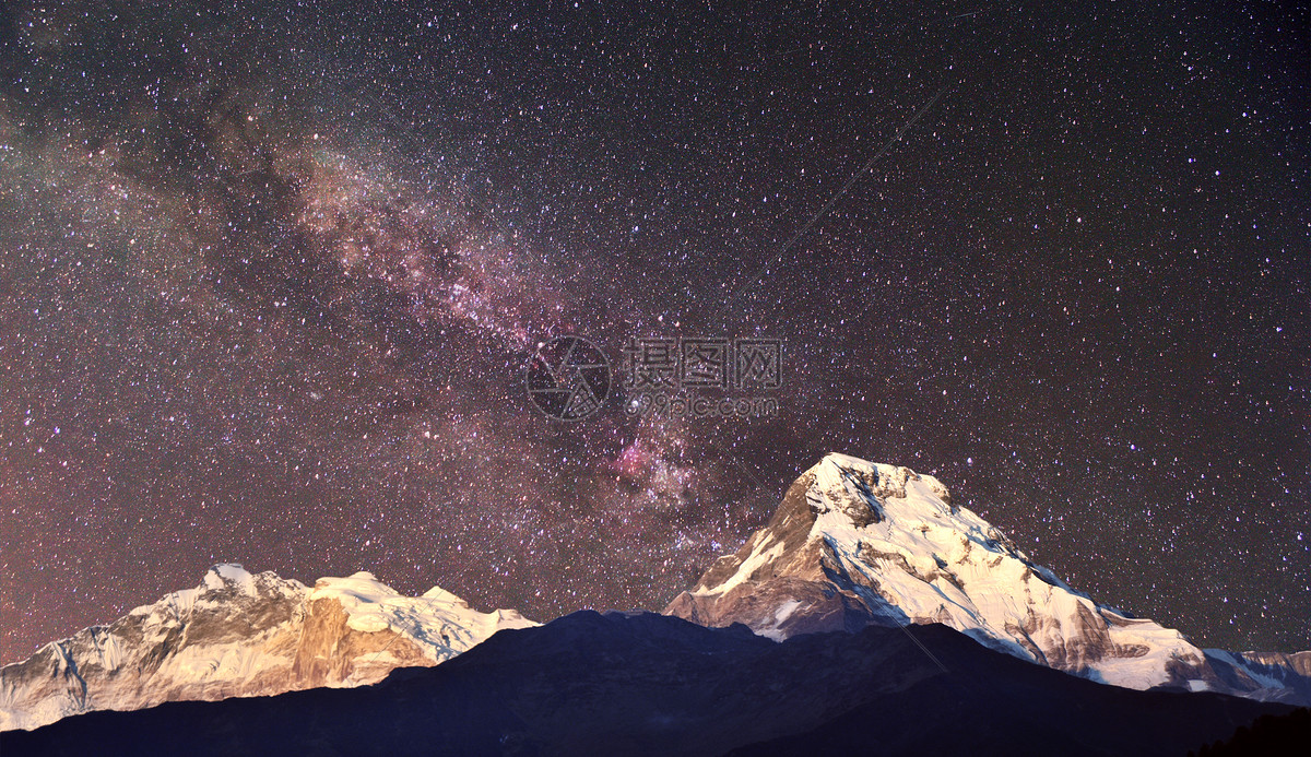 山峰星空背景