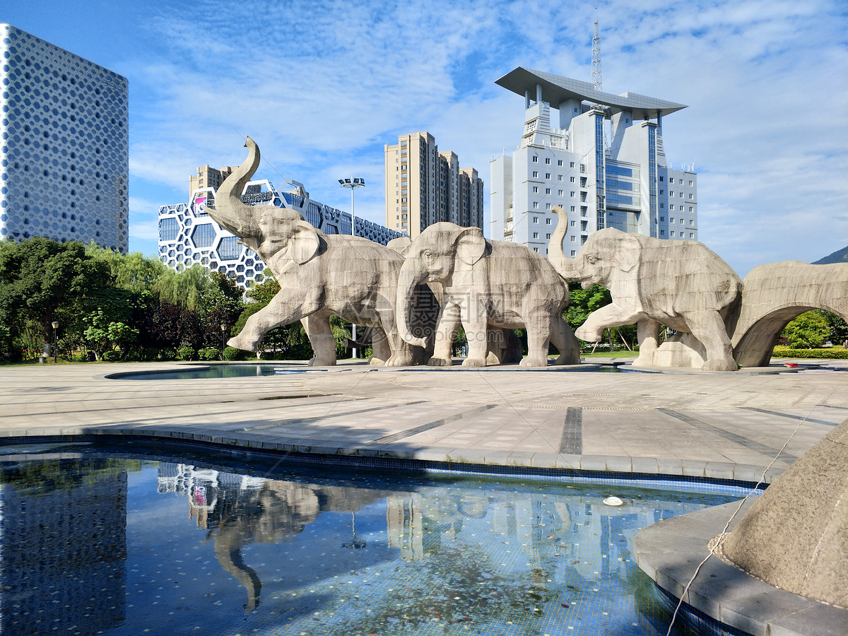 新浪微博  花瓣 举报 标签: 人民广场城市城市建筑夏天天空象山县风景