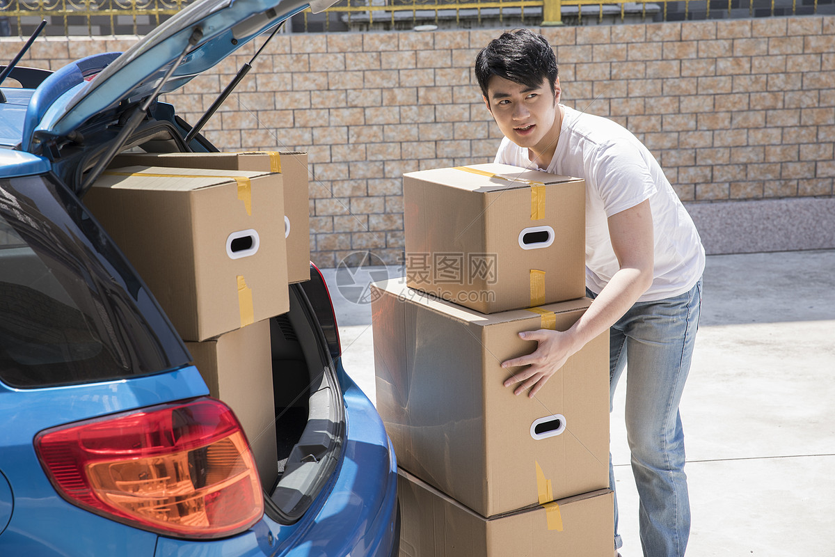 男主人打包搬来了新家