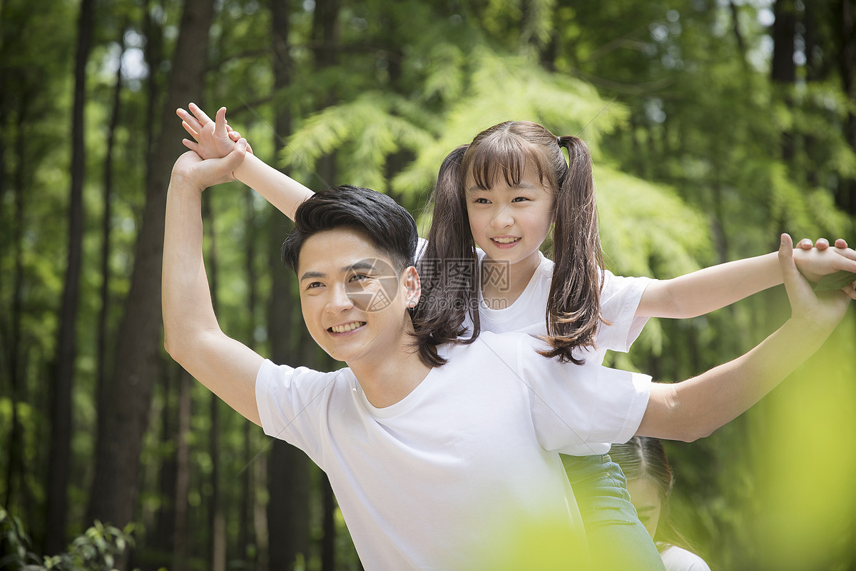 爸爸和女兒在公園遊玩