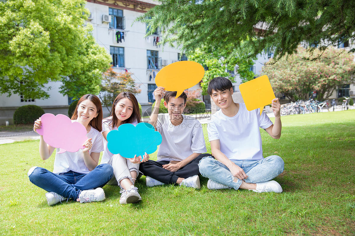 校園生活教育大學生手舉對話框展示