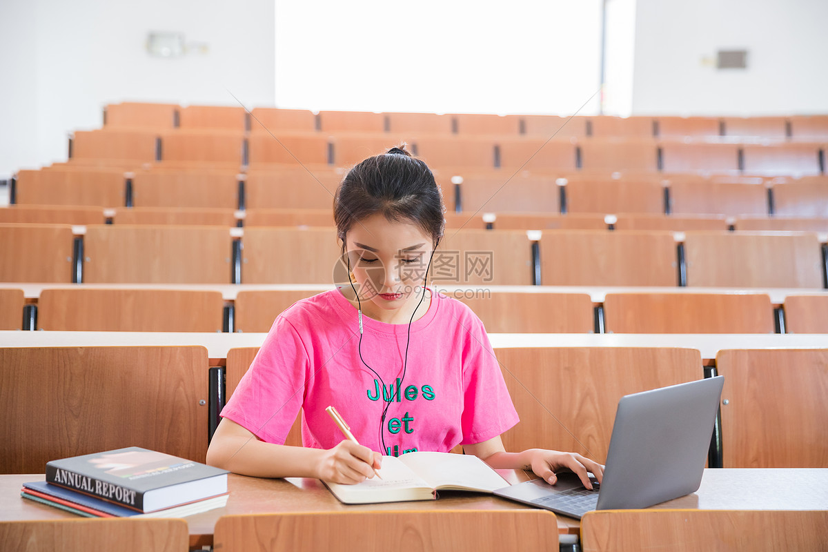 青春学生教室里学习