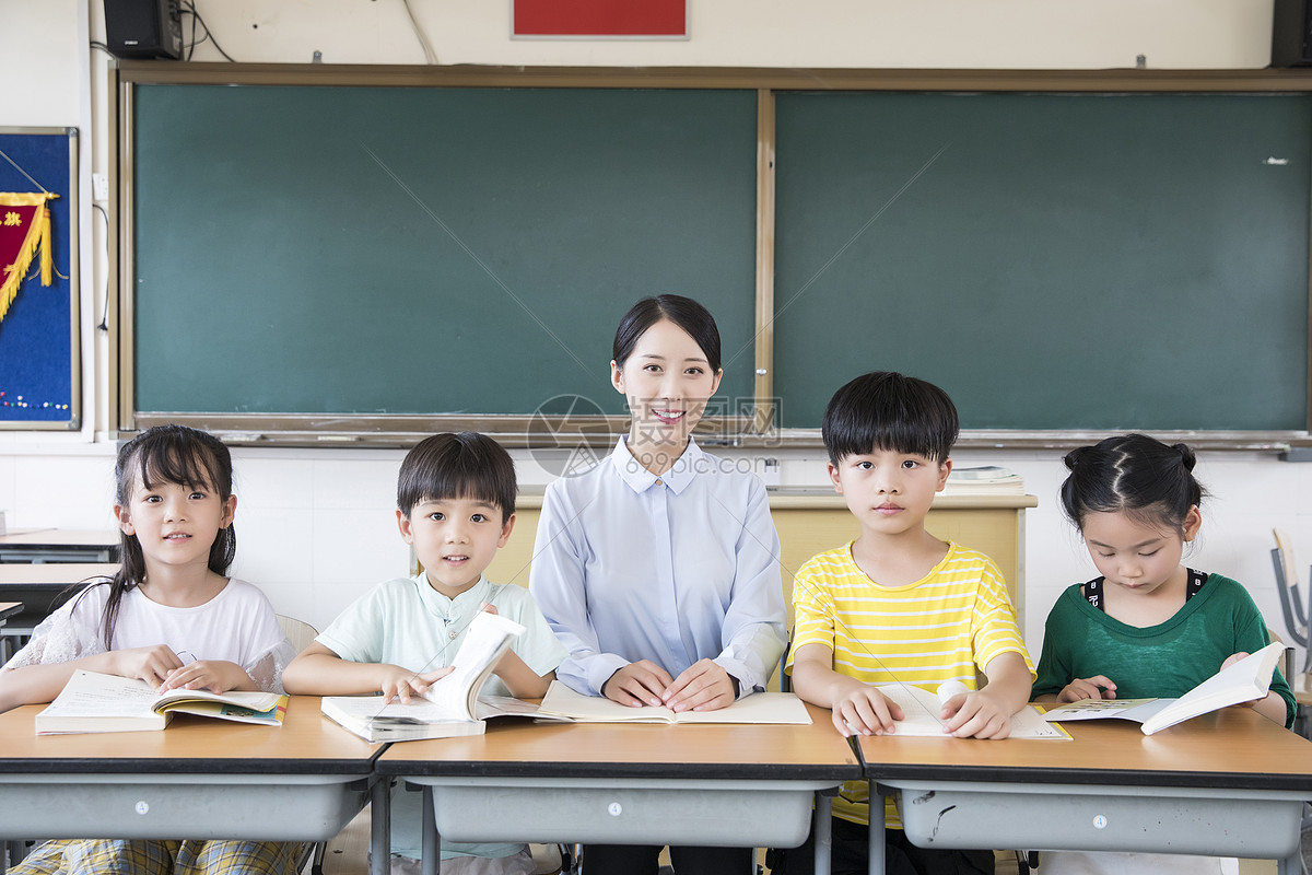 女教师指导学生学习