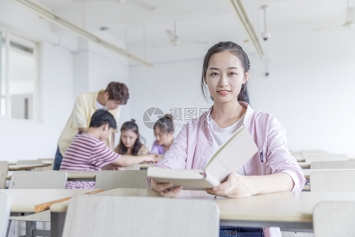 教室里自信微笑的学生