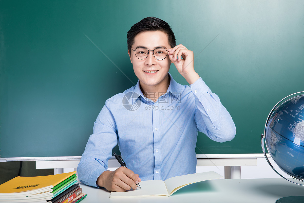 男性教师上课形象