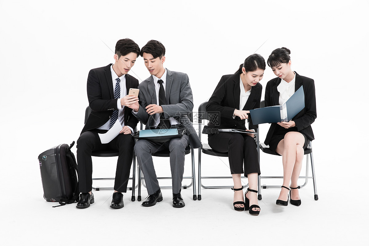 面试相互交流的白领们