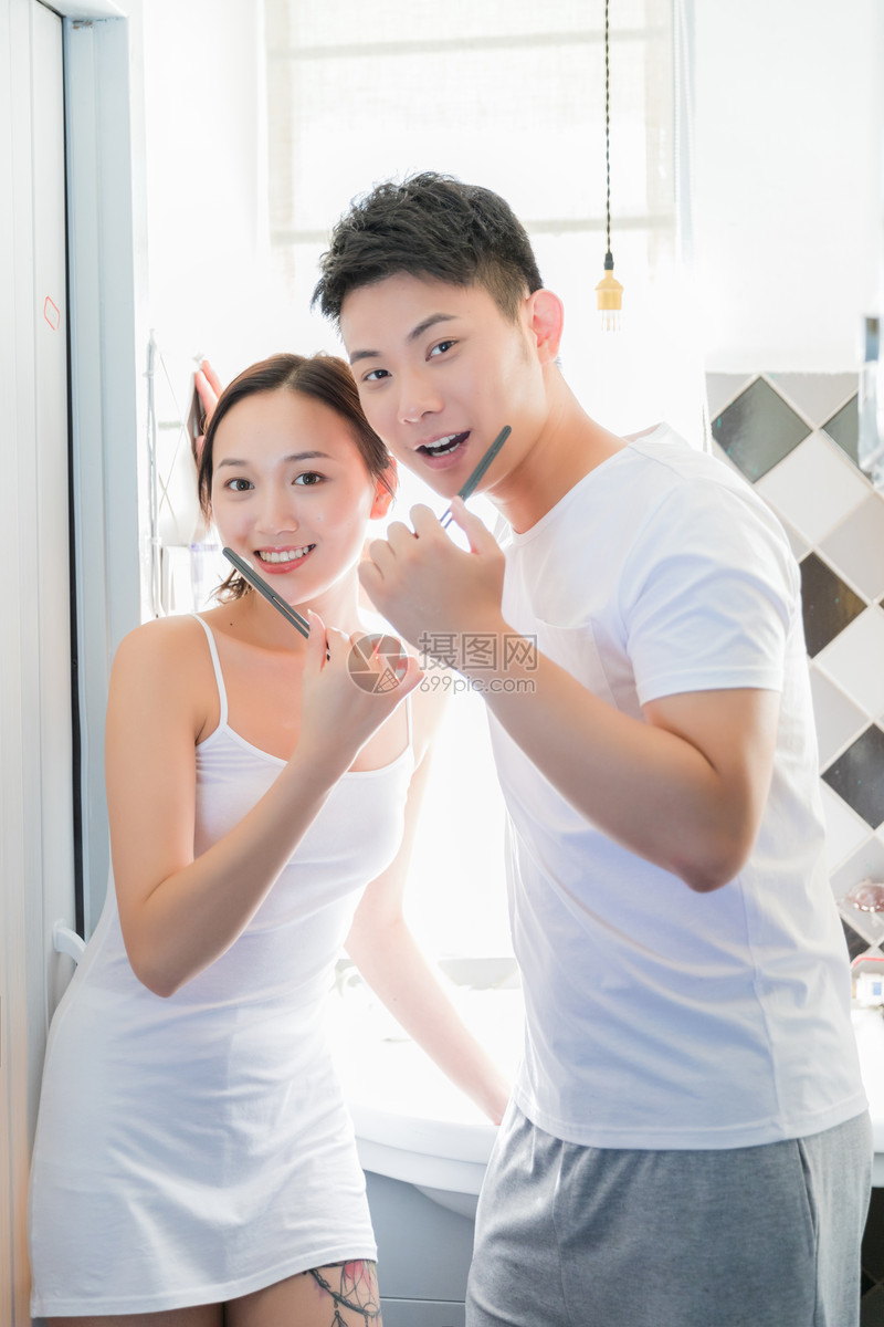 情侣洗漱刷牙