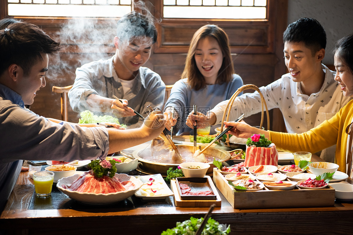 Где едят люди в доме. Японская семья за столом. Хот пот китайский. Китайцы едят хого.