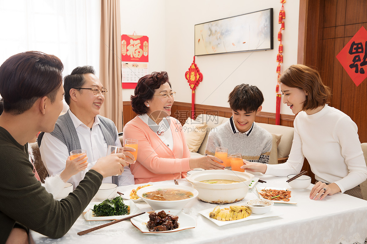 過年一家人吃團圓飯