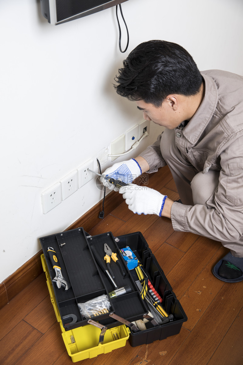 工人上门维修插座