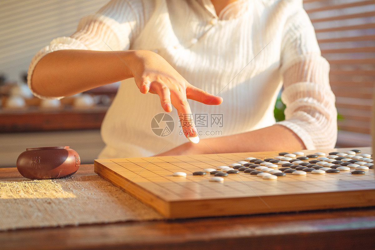 女生下棋