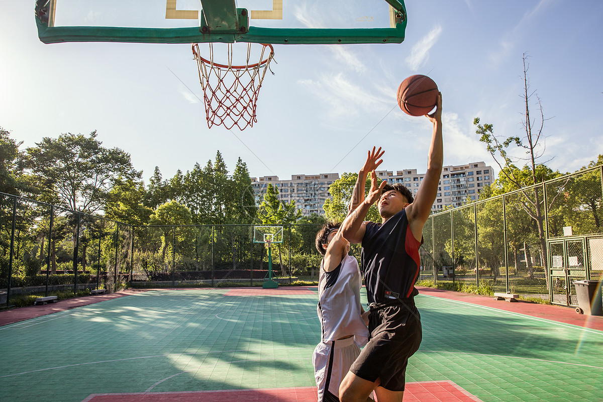 Don t play basketball. Дети играют в баскетбол. Подростки играют в баскетбол. Парк с людьми играющими в баскетбол. Баскетбол игра юноши.