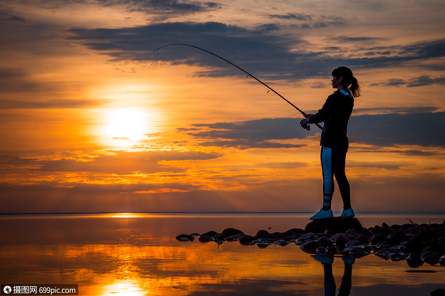 芬兰钓鱼的女人钓鱼竿上光北极的