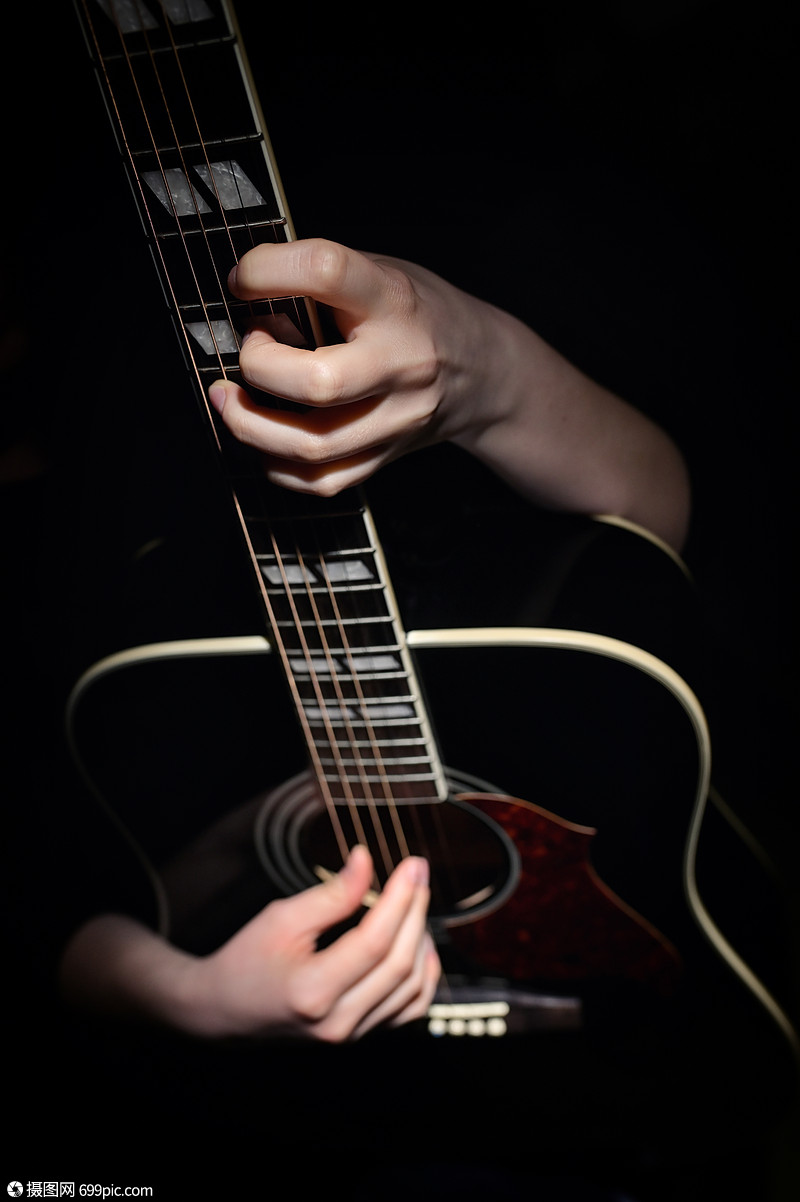 女人弹吉他,孤立黑色