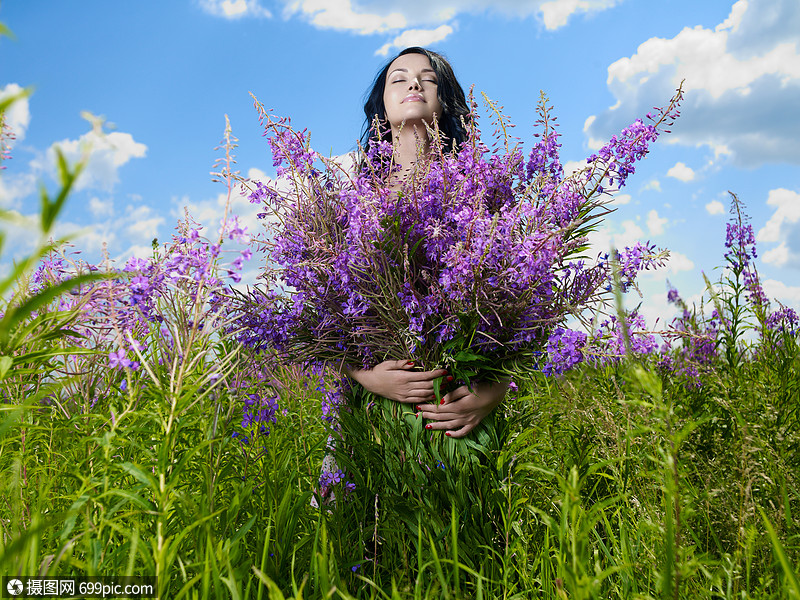 年轻漂亮的女孩田里摘花个性感的女人夏天的公园里散步幸福的新鲜的