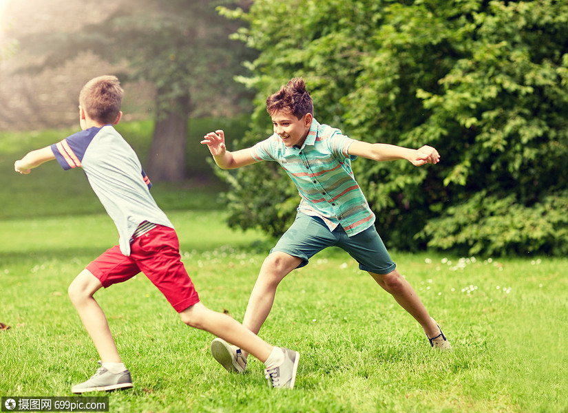 友谊,童年,休闲人的群快乐的孩子或朋友夏季公园玩追赶游戏跑步快乐的