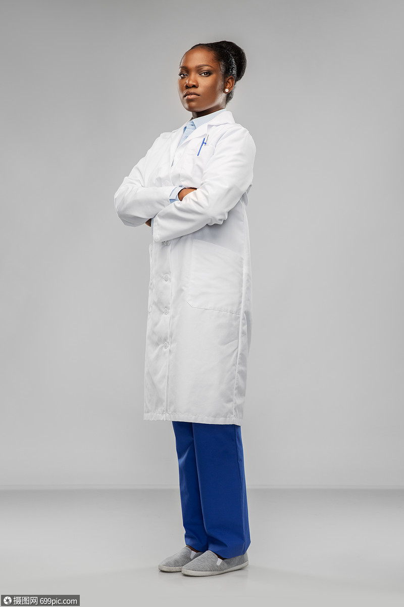 医学,专业医疗保健非裔美国女医生或科学家穿白色外套,交叉双手灰色