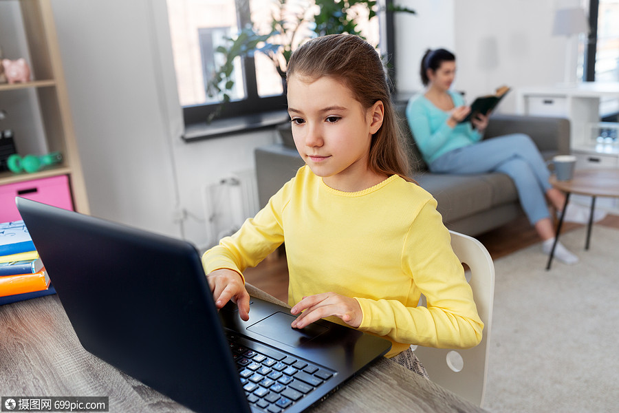 孩子教育远程学学生女孩带笔记本电脑母亲家看书学生女孩带着笔记本