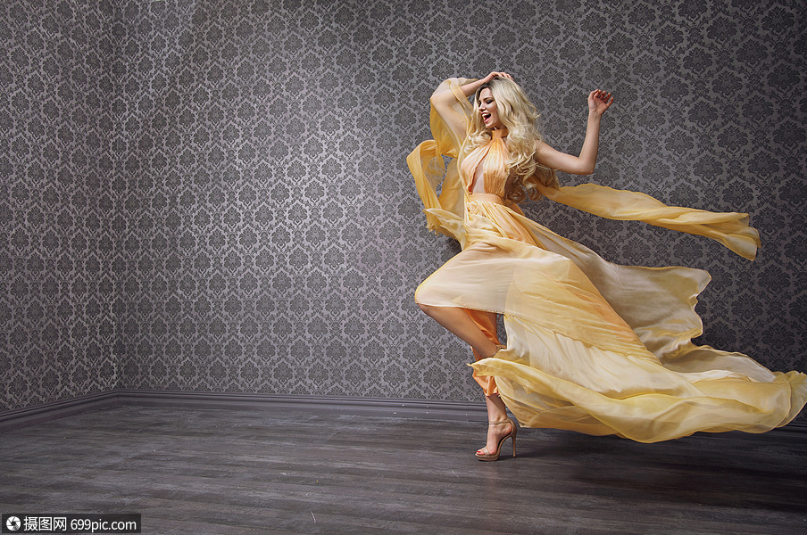 开朗,漂亮的金发女郎跳舞微笑工作室长度