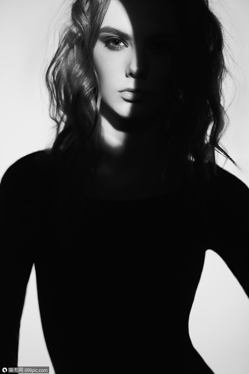 照片 外国人像 黑白艺术时尚肖像美丽的女人与光束她的脸上模特白色