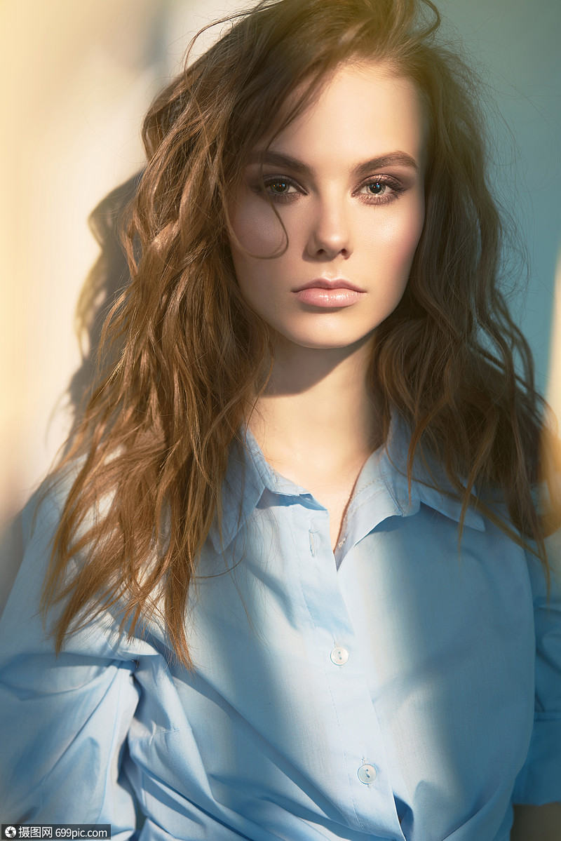 卷发年轻女的生活方式肖像自然美夏日之光美女有吸引力的