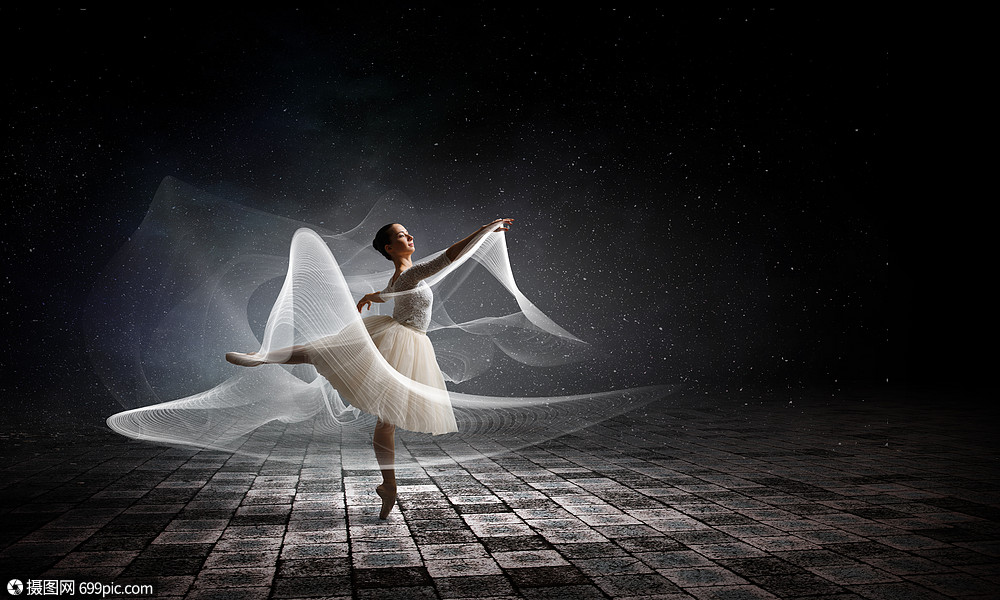 优雅的女舞者穿着白色的连衣裙,黑暗的背景下跳芭蕾的舞者