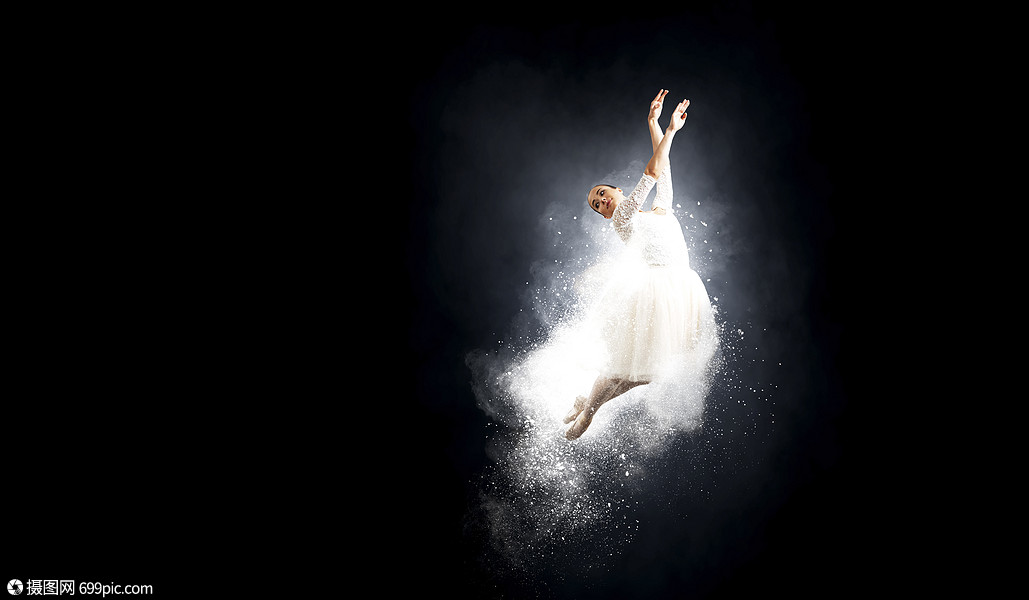 优雅的女舞者穿着白色的连衣裙,黑暗的背景下跳芭蕾的舞者女的女孩