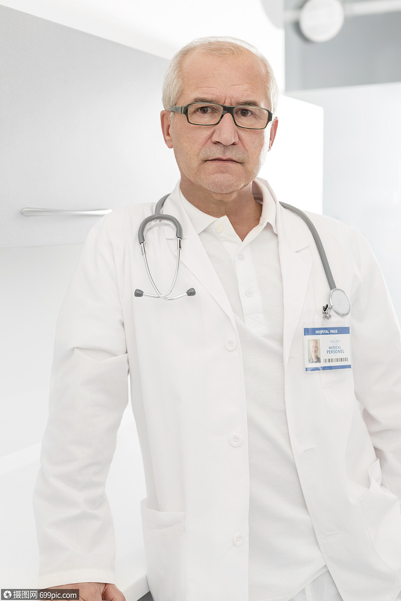 自信的高级医生站医院里的肖像
