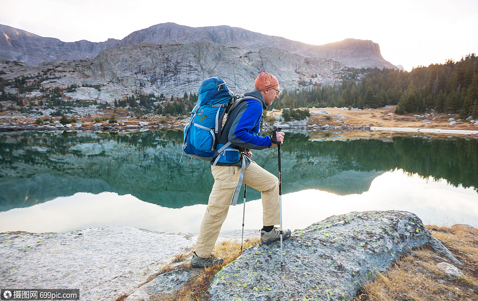 背包客夏天的山上远足