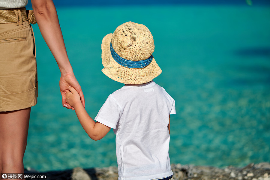 的男孩海滩上牵着母亲的手马尔代夫的暑假家庭假期人蹒跚学步的孩子