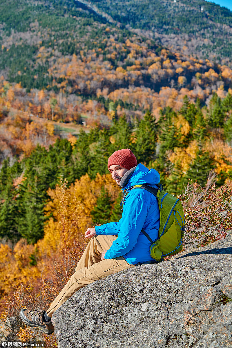背包客男子徒步旅行艺术家的虚张声势秋天法国公园的秋天颜色美国新罕
