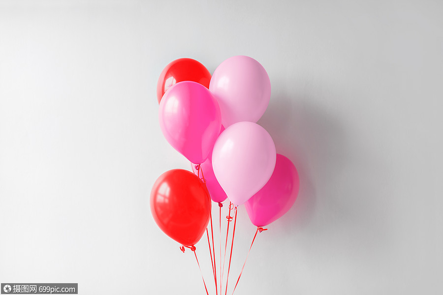 节生日派装饰堆粉红色红色的气球白色的墙上生日派的粉红色红色气球