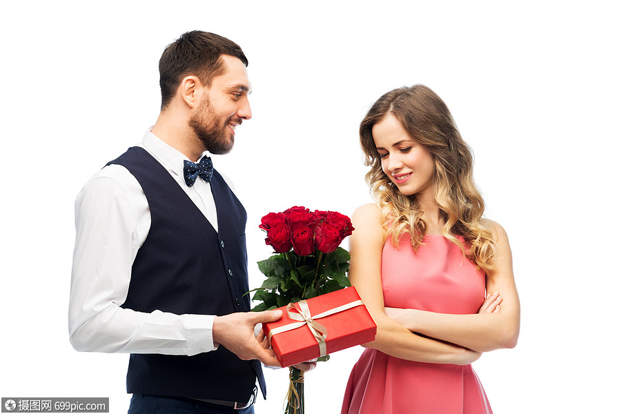 情人节,夫妻,关系人的快乐的男人给女人鲜花礼物快乐的男人给女人鲜花
