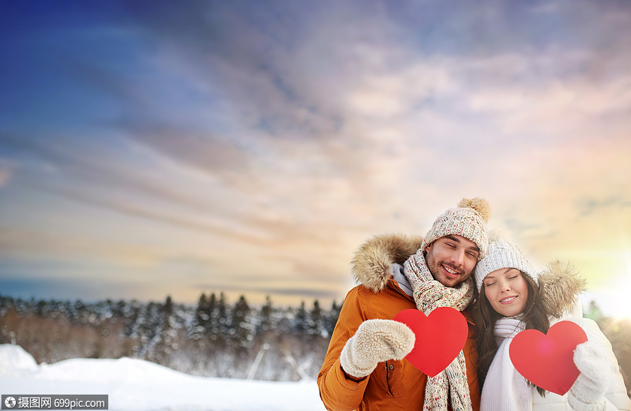 爱,诞节情人节的幸福的夫妇抱着空白的红心冬天的景观背景幸福的夫妇